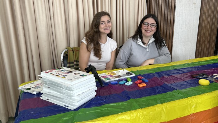Photo de Stéphanie Dupuis et Ashley Guénette lors du Forum FrancoQueer 2026.