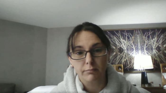 Stephanie Gunson dans une chambre d'hotel.