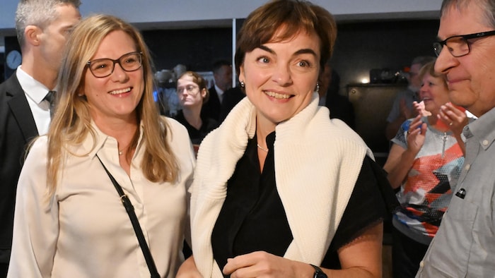 La députée sortante de Bellechasse, Stéphanie Lachance, auprès de la première ministre sortante, Christine Fréchette.