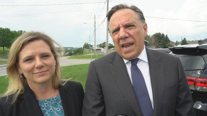 La candidate de la CAQ dans Bellechasse, Stéphanie Lachance, et le chef François Legault