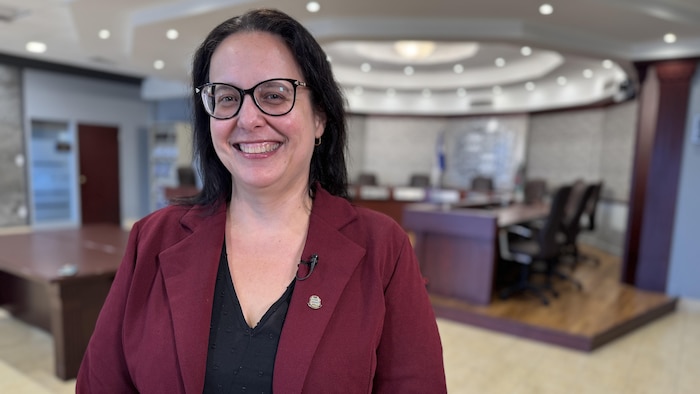 La mairesse de Drummondville, Stéphanie Lacoste, dans la salle du conseil municipal.
