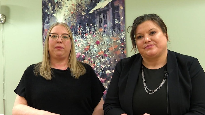 Les deux femmes donnent une entrevue.