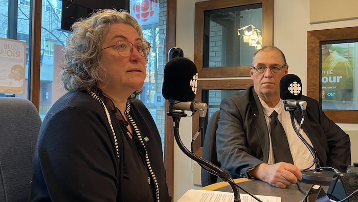 Stéphanie Levasseur et Pascal Rheault lors d'une entrevue dans le studio de Radio-Canada à Rouyn-Noranda.