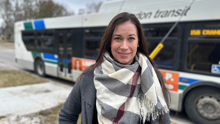 Stephanie Marentette debout devant un autobus municipal.