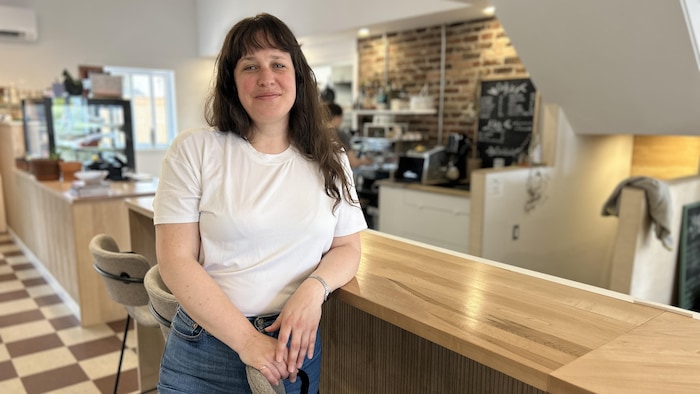 Stéphanie Morin au comptoir son épicerie et dinette, Bernadette.