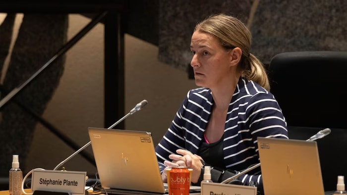 La conseillère Stéphanie Plante siège au conseil municipal d'Ottawa.