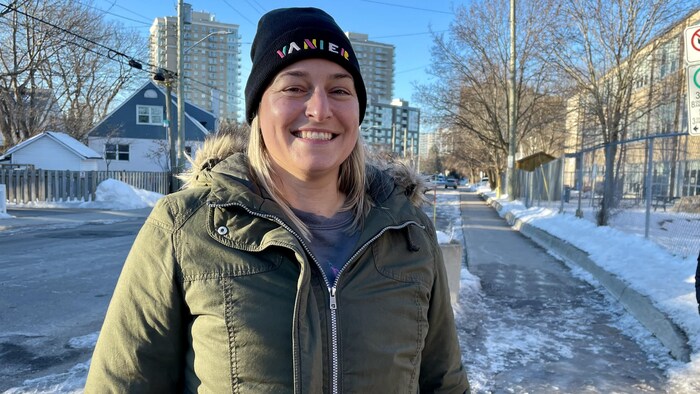 St&eacute;phanie Plante sur la rue-&eacute;cole lors de son lancement.
