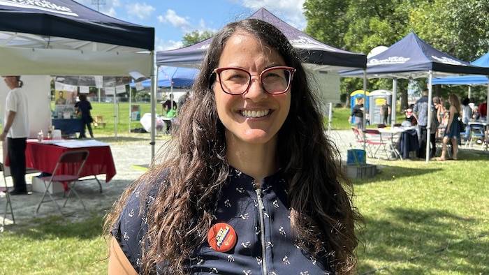 Stéphanie Vachon, candidate solidaire dans la circonscription de Sherbrooke, sourit à la caméra.