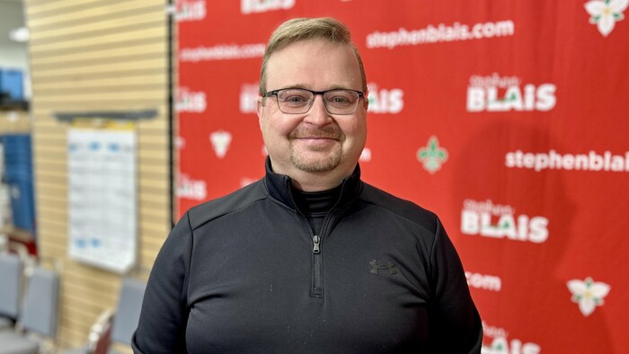 Portrait de Stephen Blais dans son bureau de circonscription.