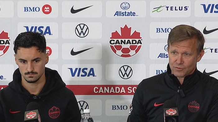 L'entraîneur de l'équipe de soccer du Canada, Jesse Marsch (à droite), lors d'une conférence de presse qui Il a donnée le dimanche 31 mai 2026 à Edmonton,  en compagnie du milieu de terrain Stephen Eustáquio (à gauche).