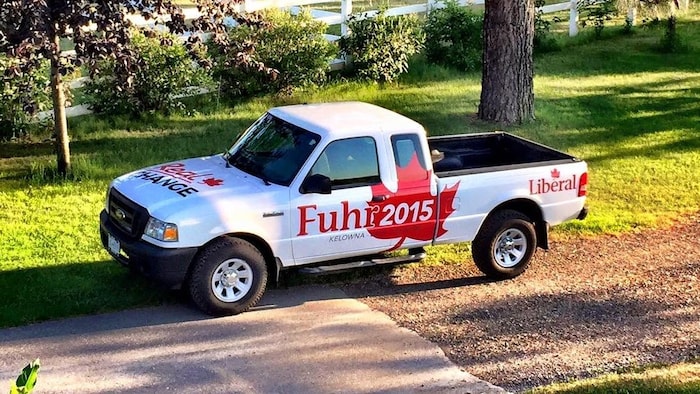 Une camionnette portant l'écriteau « Fuhr 2015 ».