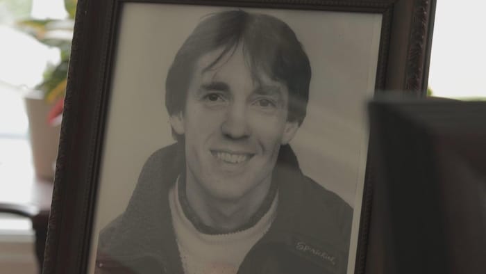 Un portrait du jeune homme dans un cadre photo.