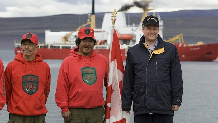 Stephen Harper pose avec des rangers canadiens.