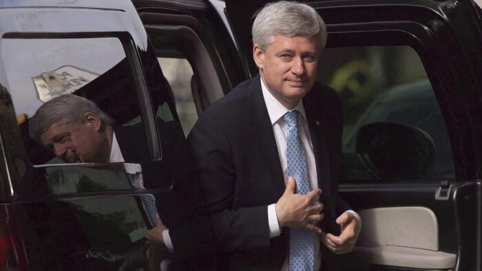 L'ancien Premier ministre Stephen Harper sortant de sa voiture.