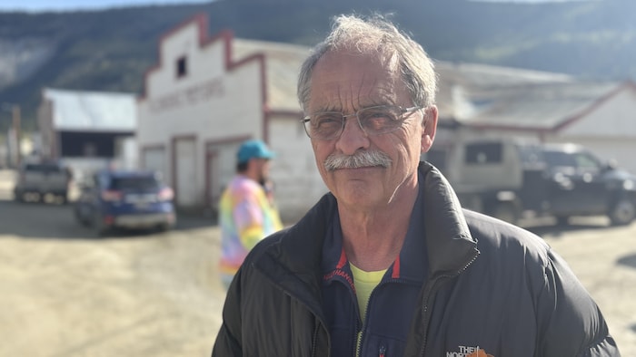 Le maire Stephen Johnson est au milieu d'une rue de Dawson.