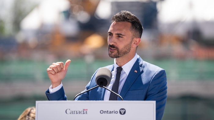 Stephen Lecce prend la parole lors d'une annonce faite sur le site du nouveau projet nucléaire de Darlington à Courtice (Ontario), le mardi 23 juin 2026.