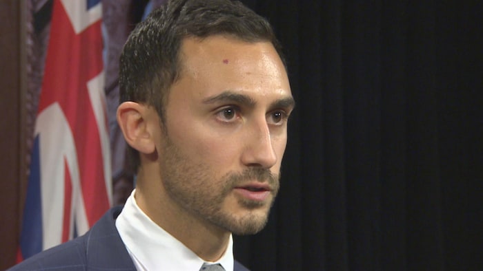 Le ministre Stephen Lecce en conférence de presse.
