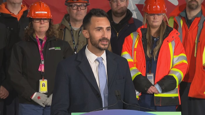 Stephen Lecce en point de presse à Port Hope, le 15 janvier 2025.