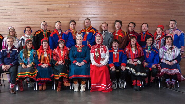 « La condition préalable au développement d'un tourisme éthique en territoire sami est une vaste coopération fondée sur la compréhension et le respect mutuels », selon le parlement sami, représenté ici dans sa formation 2016-2019. 