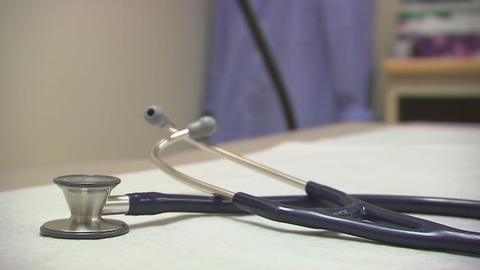 Plan rapproché d'un stéthoscope sur une table d'examen.