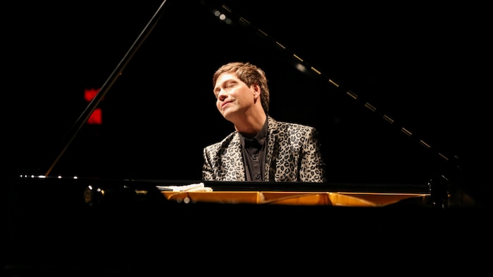 Steve Barakatt derrière un piano.