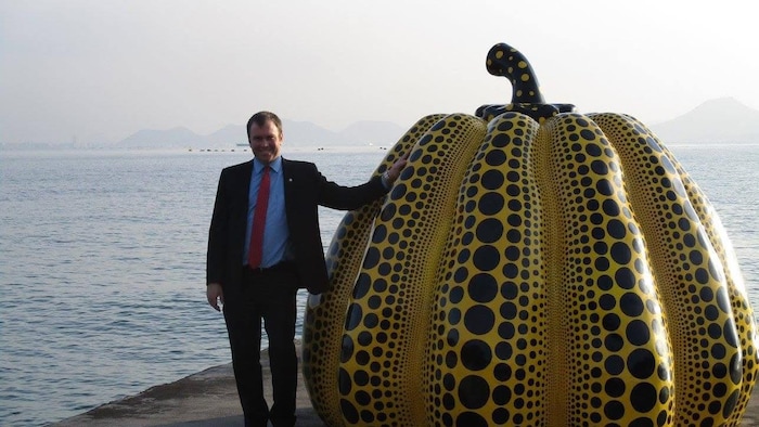 Steve Black pose avec une citrouille au Japon.
