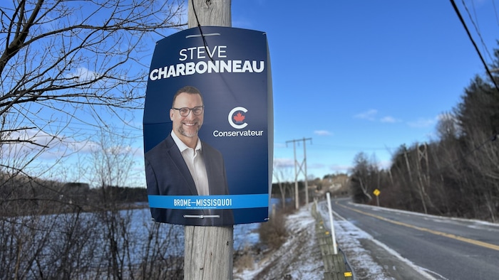 Une pancarte affichant Steve Charbonneau.