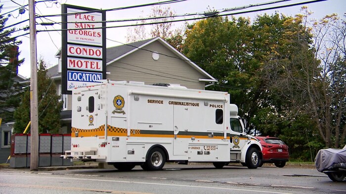 Un camion du service criminalistique de la police est déployé à Cacouna.