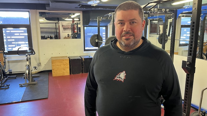 Steve Hartley dans une salle d'entraînement pour sportifs.