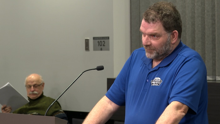 Steve Malenfant lors de la période de questions d'une séance du conseil municipal de Rivière-du-Loup.