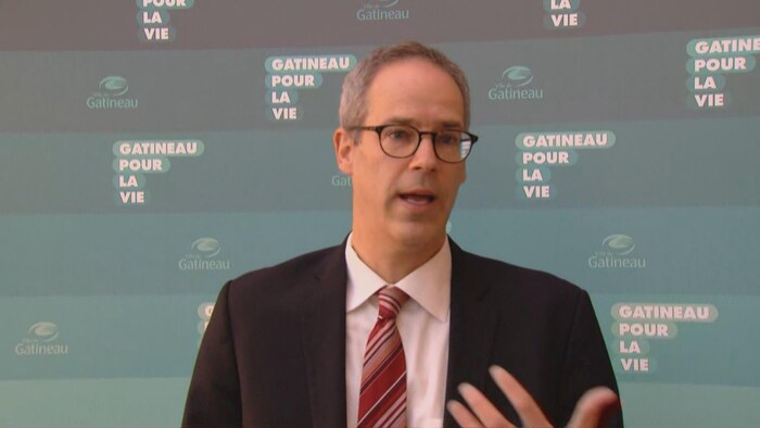 Un homme s'adresse aux médias lors d'une conférence de presse.
