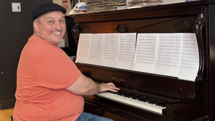 Steve Normandin assis au piano.