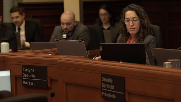 Steve Roy et Evelyne Beaudin lors d'une séance du conseil municipal. 