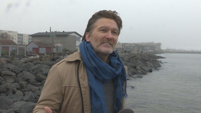 Le candidat à la mairie de Sept-Îles, Steve Trudel, photographié sur le bord du fleuve