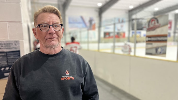 Steve Vincent regarde au loin dans un aréna. 