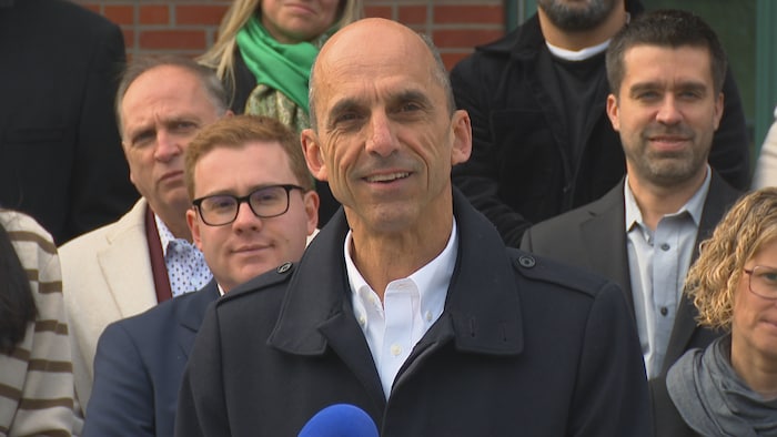 Steven Blaney entouré de membres de son équipe.