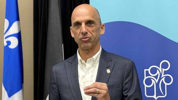 Steven Blaney en conférence de presse.