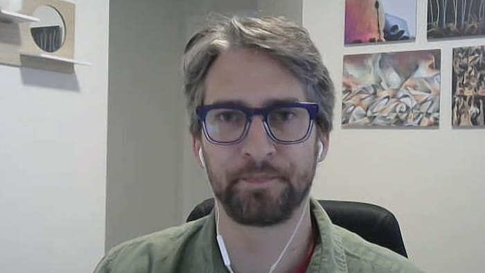 Un homme en entrevue à Radio-Canada. 