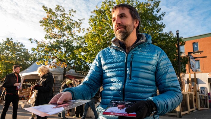 Steven Guilbeault, en campagne dans Laurier–Sainte-Marie.