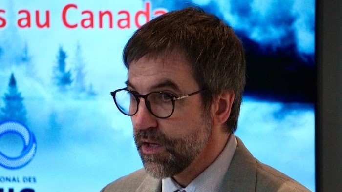 Le ministre de l'Environnement, Steven Guilbeault, prend la parole au pavillon du Canada à la COP28 à Dubaï, aux Émirats arabes unis, le 4 décembre 2023.
