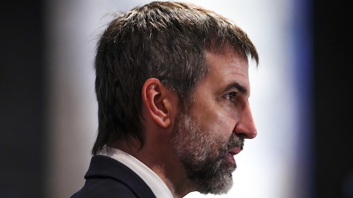 Steven Guilbeault de profil s'adresse aux médias.