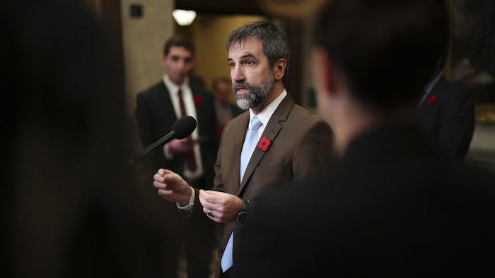 Steven Guilbeault en conférence de presse.