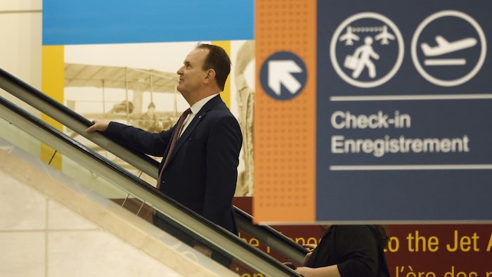 Steven MacKinnon quitte son point de presse en prenant l'escalier roulant de l'aéroport d'Ottawa, le 1er mai 2026.