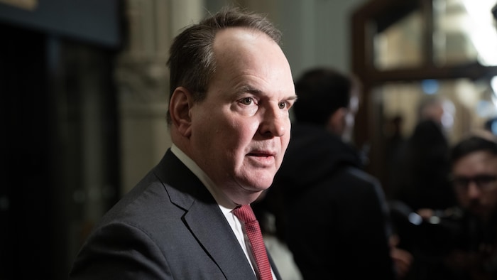 Steven MacKinnon en mêlée de presse au parlement. 