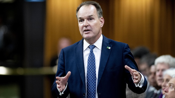 Steven MacKinnon répond à une question à la Chambre des communes.