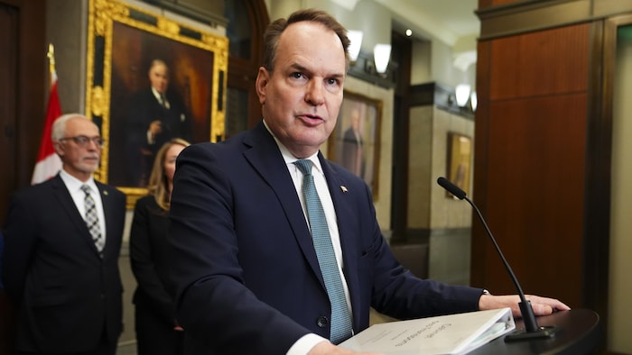 Le ministre des Transports, Steven MacKinnon.