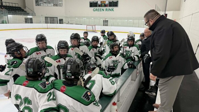 Steven Vachon parle à une équipe de hockey.