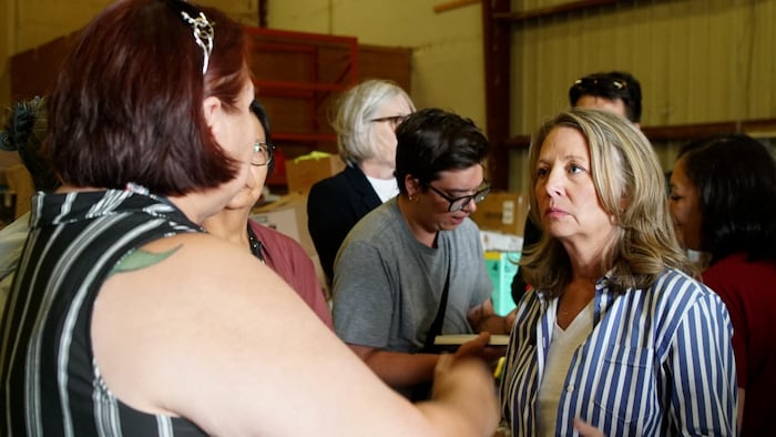 Marit Stiles discutant avec des évacués.