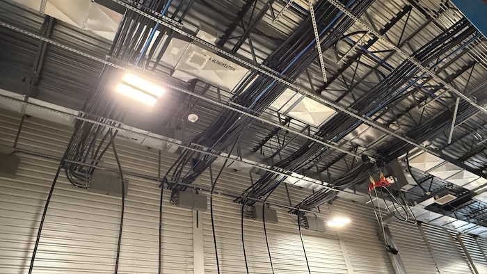 Un plafond de garage avec des fils électriques le traversant.