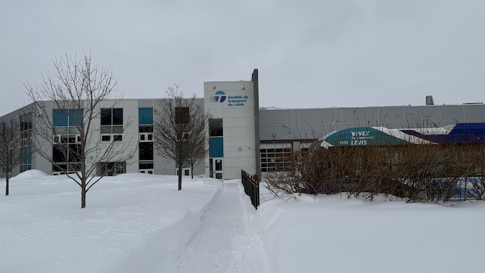 Le bâtiment qui abrite les bureaux administratifs de la STLévis et son dépôt d'autobus de la rue Saint-Omer, en hiver.